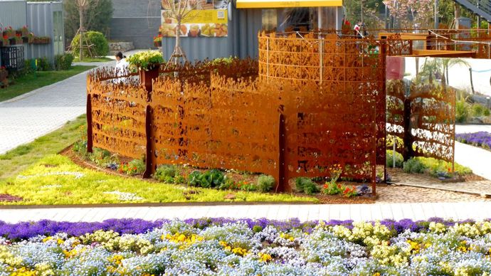 Sur 300 m2, les paysagistes Corinne Julhiet-Détroyat et Claude Pasquer ont décliné leur crédo : allier création artistique et développement durable. © C. Julhiet-Détroyat/C. Pasquer